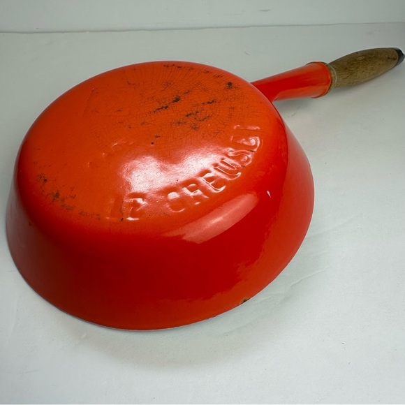 Vintage Le Creuset Cast Iron Enamel #24 ORANGE Skillet Pan & Wooden Handle - Picture 4 of 13